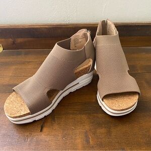 Adrienne Vittadini Sport Charla Wedge Sandals Brown Mesh Cork Insole Zip 9M